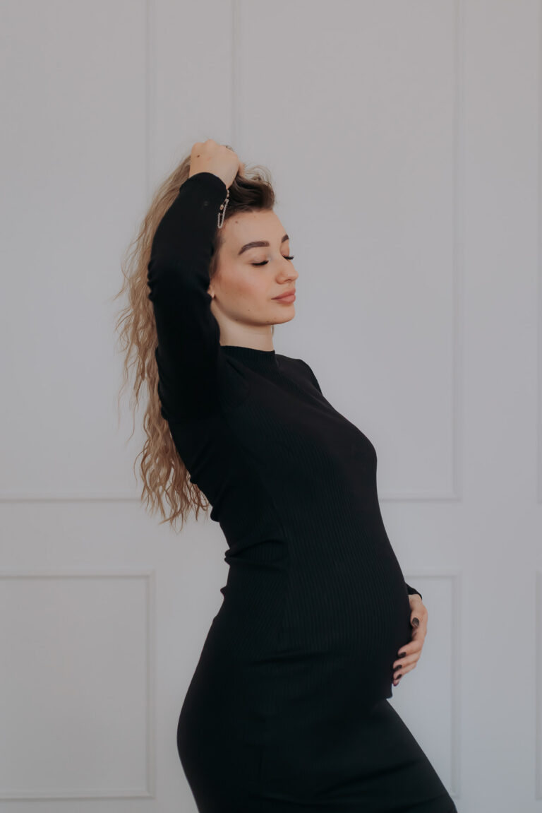 Detailní portrét těhotné ženy v černém oblečení