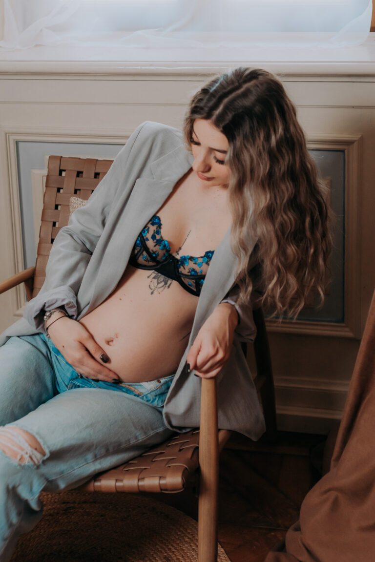 Těhotná žena sedící v interiéru při boudoir těhotenském focení