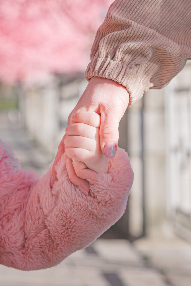 Detail držení rukou maminky a dítěte – emotivní rodinná fotografie