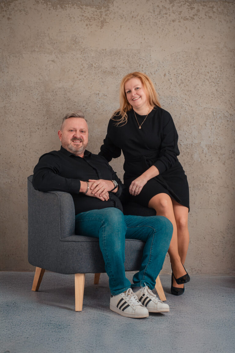 Pár při elegantním portrétním focení v interiéru