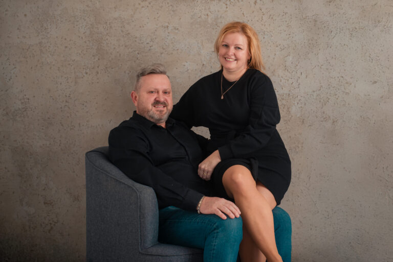 Partnerský portrét sedícího páru v ateliéru