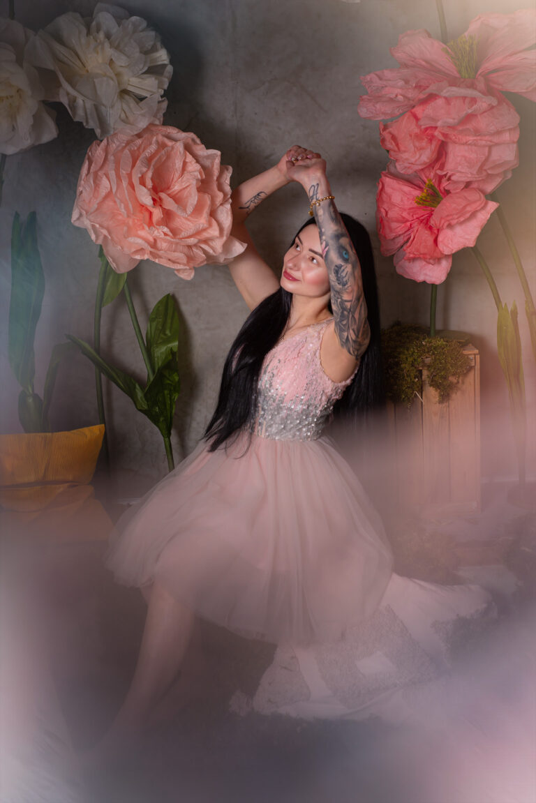 romantické boudoir focení ženy s květinovou dekorací
