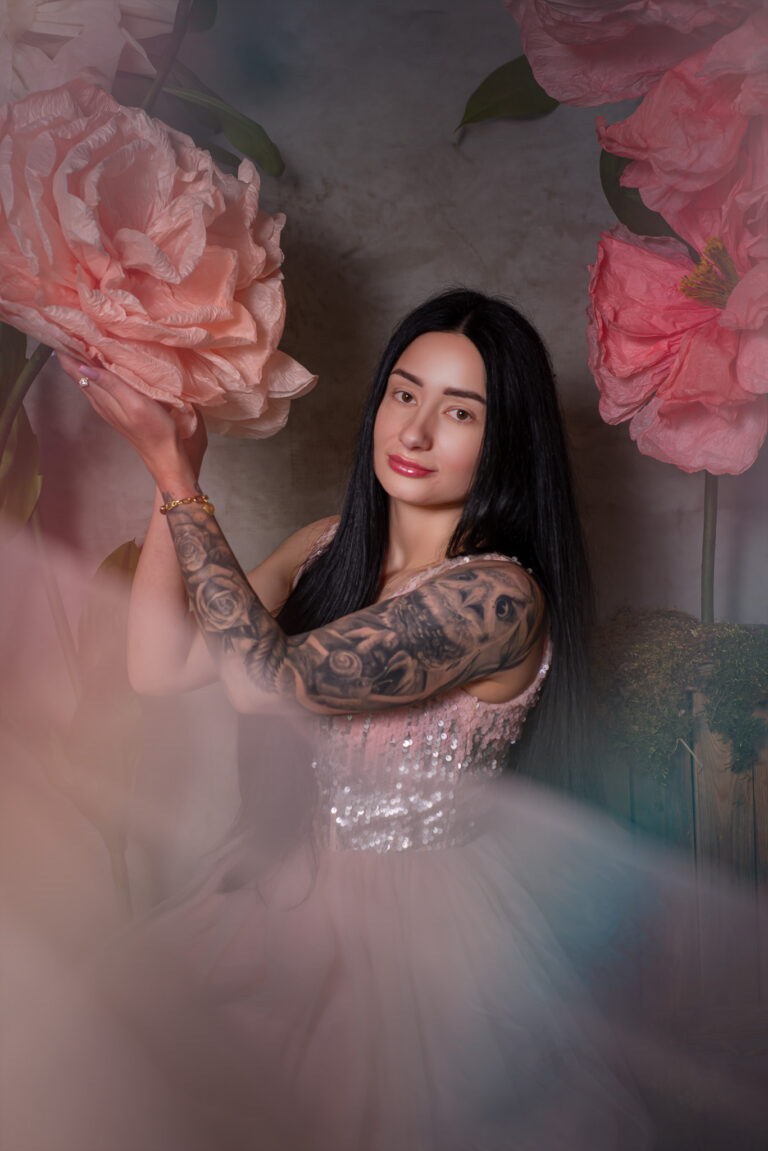 boudoir portrét ženy s růžovými květy v ateliéru