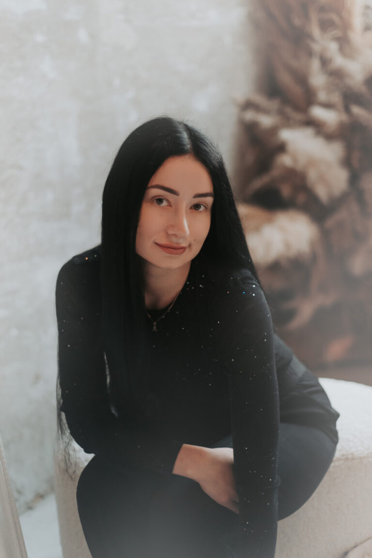 portrétní fotografie brunetky v měkkém světle