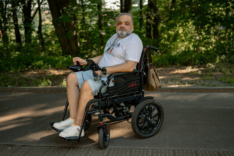 Muž na invalidním vozíku v přírodě – přirozený portrét
