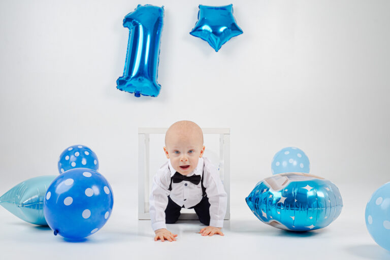 malý chlapeček miminko, modré balonky, nafukovací jednička, narozeninové focení