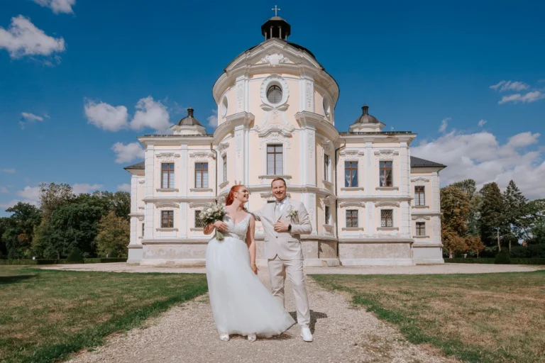 Svatební portrét nevěsty a ženicha před kostelem po obřadu.