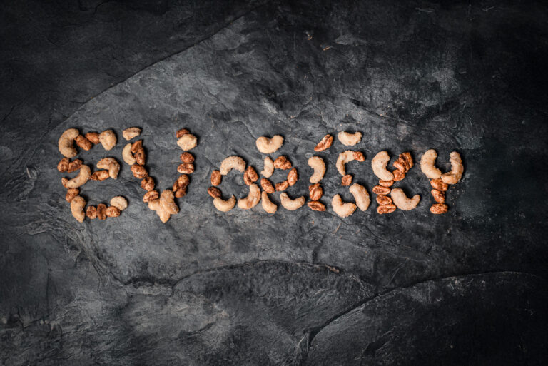 produktova fotografie, oříšky v misce, mandle, kešu, arašídy, nápis z oříšků "evoříšky"