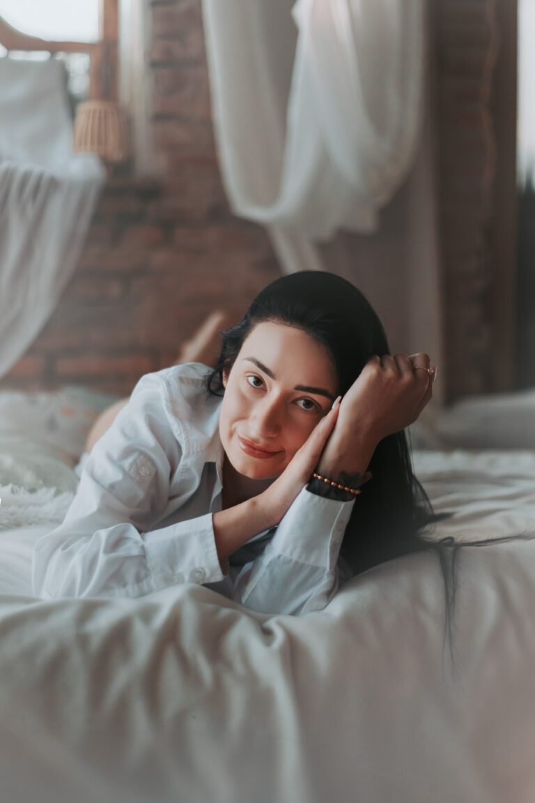 detailní portrét ženy při relaxačním boudoir focení
