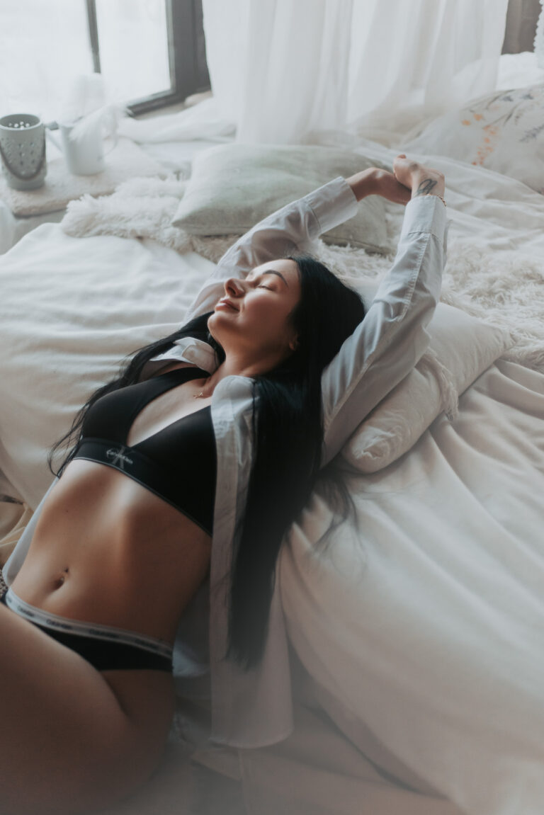 přirozené boudoir focení ženy ležící na posteli