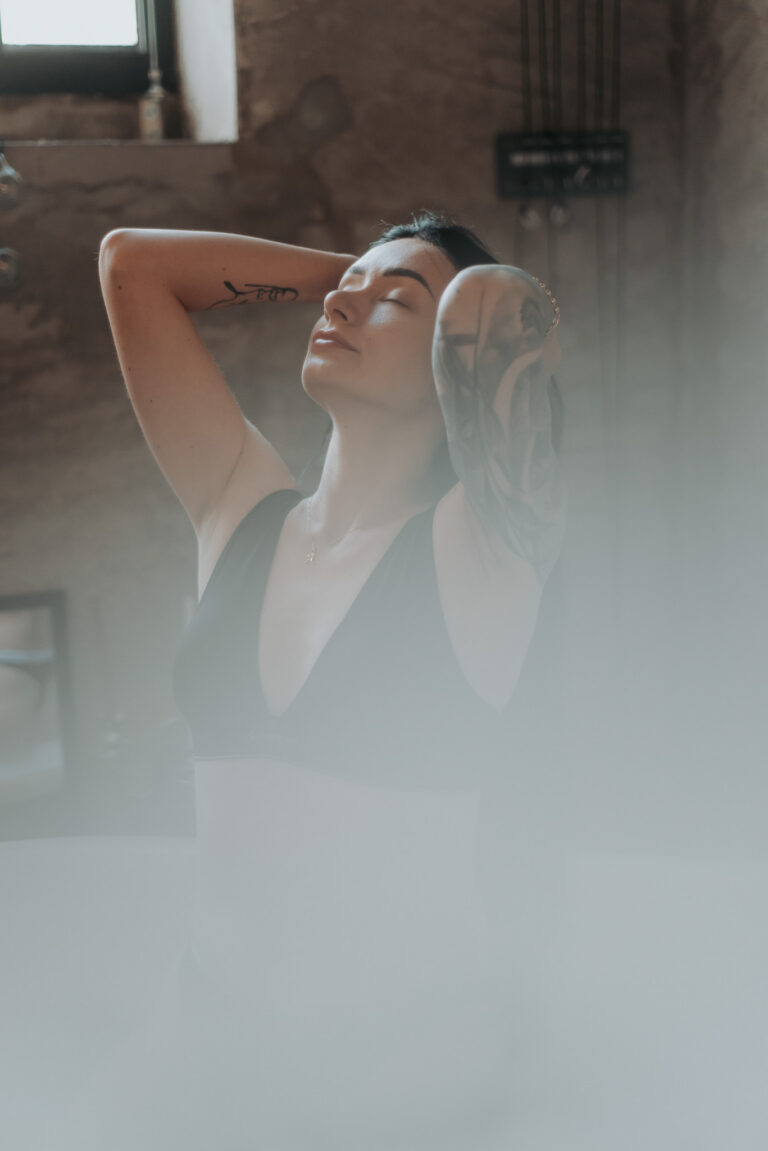 umělecký portrét ženy v černém body v měkkém světle